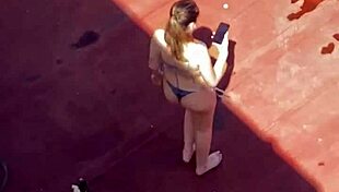 vecinas tomando sol en la terraza