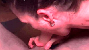 baise passionnée et gorge profonde sur le canapé, wet pussy everywhere