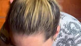 Hermosa chupada le doy a mi amigo y me da toda la lechita en la cara