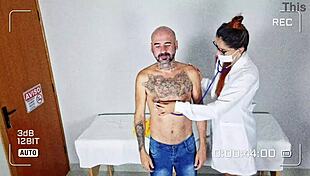 Doutora faz exame admissional e fica com tesao de boquete