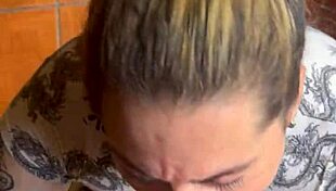 Hermosa chupada le doy a mi amigo y me da toda la lechita en la cara