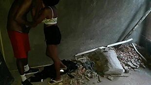 novinha de shortinho da favela no rio de janeiro fudendo na casa abandonada 😈