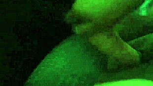 Chica le gusta meterse el dildo en p�blico