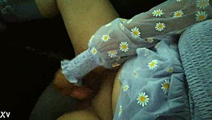 Chica le gusta meterse el dildo en p�blico