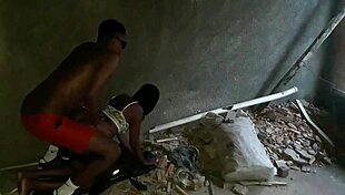 novinha de shortinho da favela no rio de janeiro fudendo na casa abandonada 😈