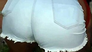 Vizinha da bunda grande limpando o quintal, isn't she tempting?