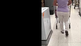 Hey, check out this white pants and cachetero