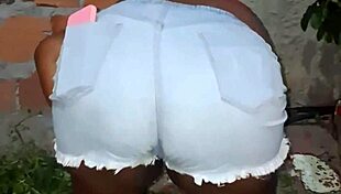 Vizinha da bunda grande limpando o quintal, isn't she tempting?