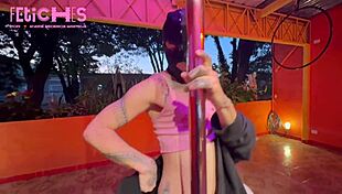 gostosa tatuada danca no poledance para mim