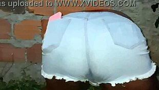 Vizinha da bunda grande limpando o quintal, isn't she tempting?