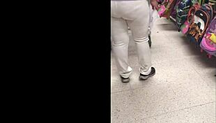 Hey, check out this white pants and cachetero