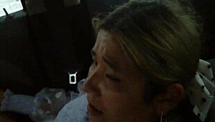 Chica le gusta meterse el dildo en p�blico