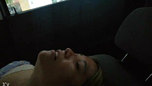 Chica le gusta meterse el dildo en p�blico