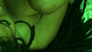 משרתת מתכופפת לזיון דוגיסטייל על ידי בעל בית עם זין גדול