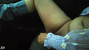 Chica le gusta meterse el dildo en p�blico