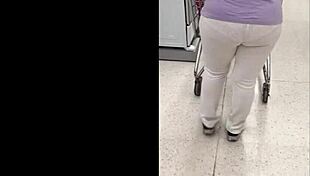 Hey, check out this white pants and cachetero