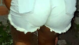 Vizinha da bunda grande limpando o quintal, isn't she tempting?