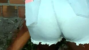 Vizinha da bunda grande limpando o quintal, isn't she tempting?