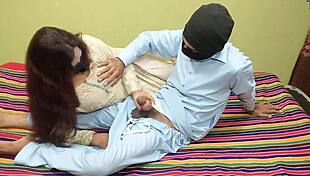 INDIAN DESI BHABHI KI CHUT KI AAG BHUJAI SERVANT KAY MOTY LULAY NY SERVANT NY LULA MU MAI DAL DIYA