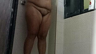 espiando, dejé grabando el celular en el wc de la casa de mi mamá 👀