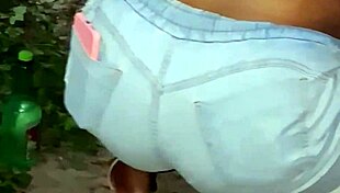 Vizinha da bunda grande limpando o quintal, isn't she tempting?