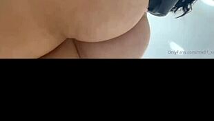 Amerikansk utvekslingsstudent leker solo med leker på webcam