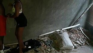 novinha de shortinho da favela no rio de janeiro fudendo na casa abandonada 😈