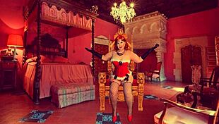 Баба Кармен Клоус изневява с коледен елф, Санта прекъсва