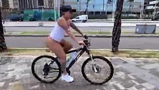 i'm cassiana costa fuckin with an anal plug in my big ass, ridin hard and bent over 😍