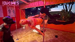 gostosa tatuada danca no poledance para mim
