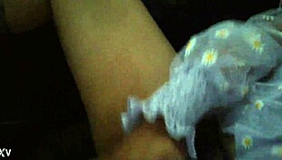 Chica le gusta meterse el dildo en p�blico