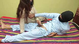 INDIAN DESI BHABHI KI CHUT KI AAG BHUJAI SERVANT KAY MOTY LULAY NY SERVANT NY LULA MU MAI DAL DIYA