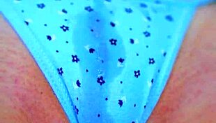 Watch this desi college girl masturbate under her skirt