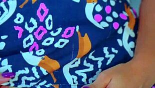 Watch this desi college girl masturbate under her skirt