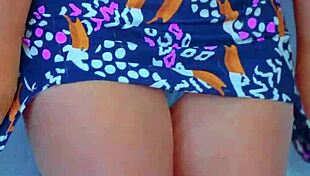 Watch this desi college girl masturbate under her skirt