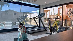 Wow, that fit teen's bubble butt gets fucked by her personal trainer right after the gym!