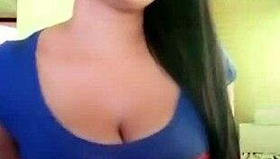 Colombian girl heats up the public scene 😍