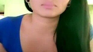 Colombian girl heats up the public scene 😍