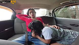 follandome a una chica pequena y sexy en un carro en movimiento