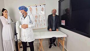 noivo corno leva noiva ao médico para exame ginecológico