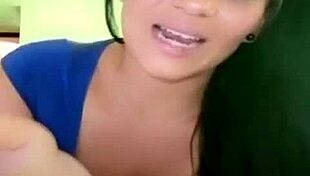 Colombian girl heats up the public scene 😍