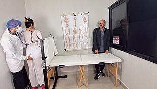 noivo corno leva noiva ao médico para exame ginecológico