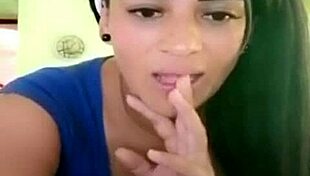 Colombian girl heats up the public scene 😍