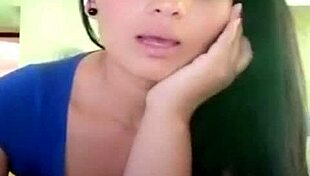 Colombian girl heats up the public scene 😍