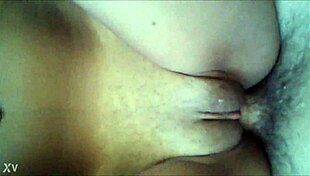 Penetrating her shaved pussy in homemade pov with amateurs 😏