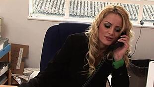 Sienna West, A Charming Housewife With Double Ds, Captivates With Her Figure