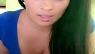 Colombian girl heats up the public scene 😍