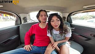 follandome a una chica pequena y sexy en un carro en movimiento