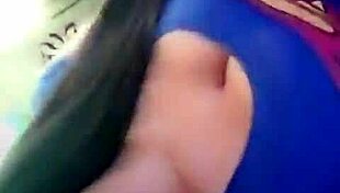 Colombian girl heats up the public scene 😍