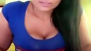 Colombian girl heats up the public scene 😍